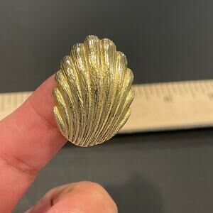 Vintage MCM gold tone Clam shell sea shell cockle french hook pin brooch texture